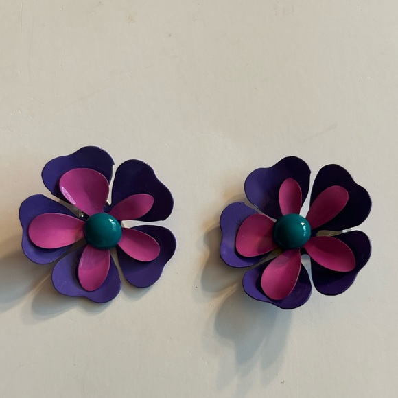VINTAGE FLOWER PETALS PURPLE/PINK WITH TEAL CENTER CLIP ON EARRINGS - Picture 1 of 4